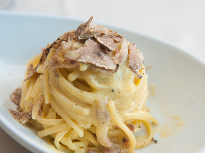 spaghetti-carbonara-with-truffle-restaurant-rome